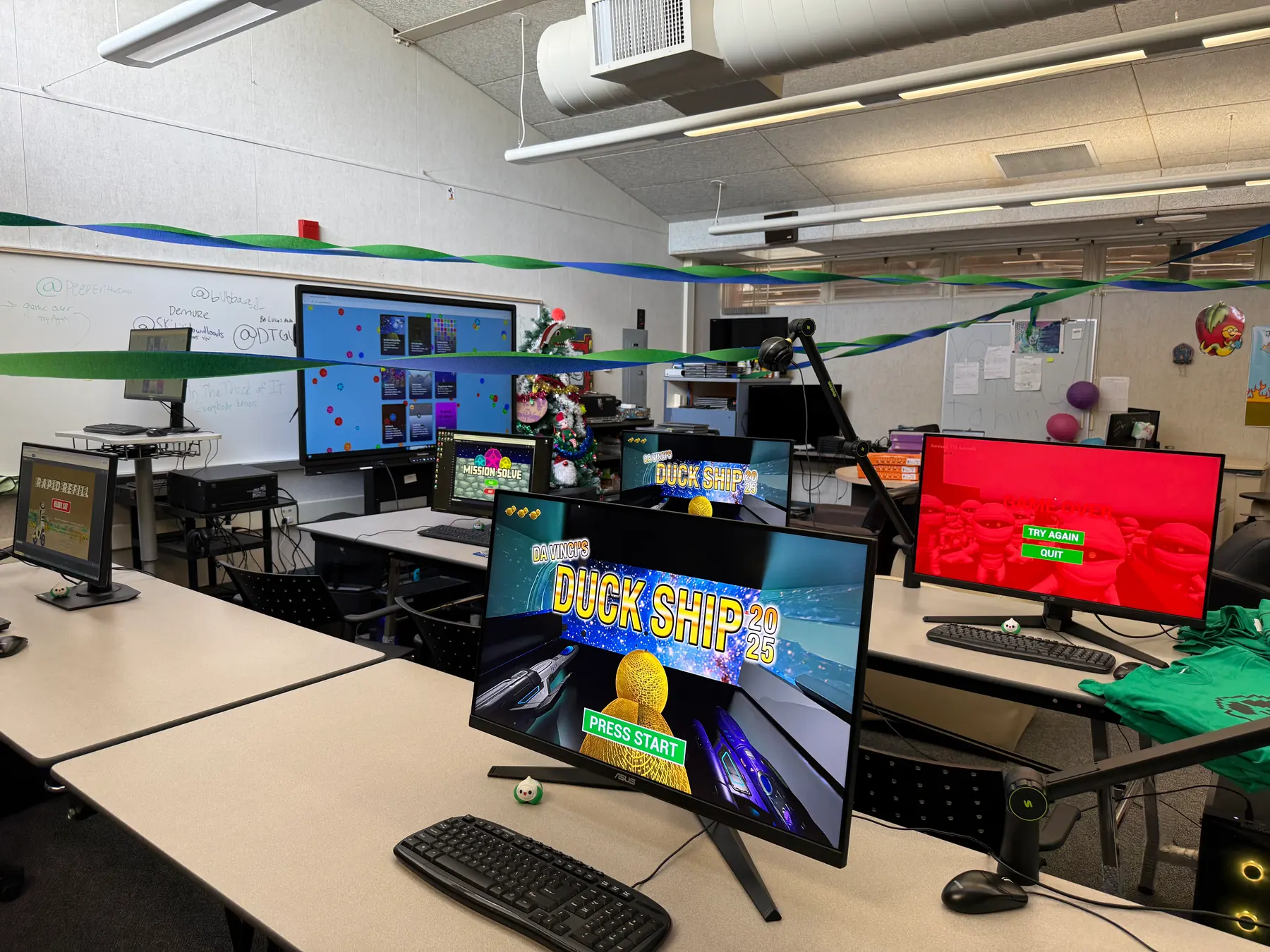 Rows of gaming PCs in the Da Vinci lab, one showing the Duck Ship title screen